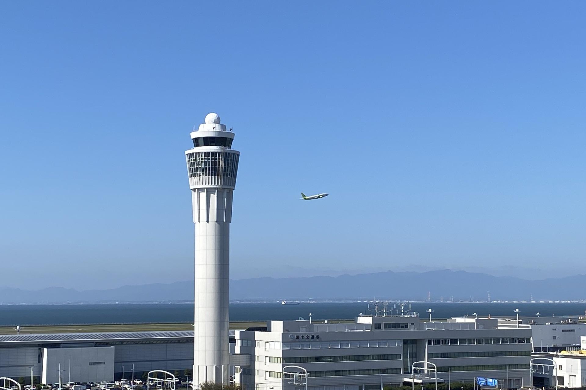 パノラマビューで飛行機を見ながら朝食を！