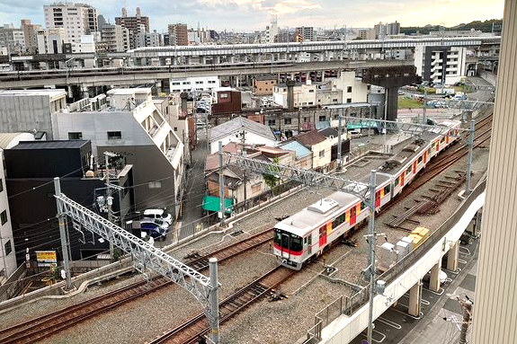 300㎞で通過する新幹線を客室から！
