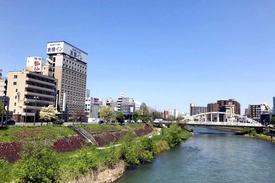 お部屋から見える北上川と開運橋