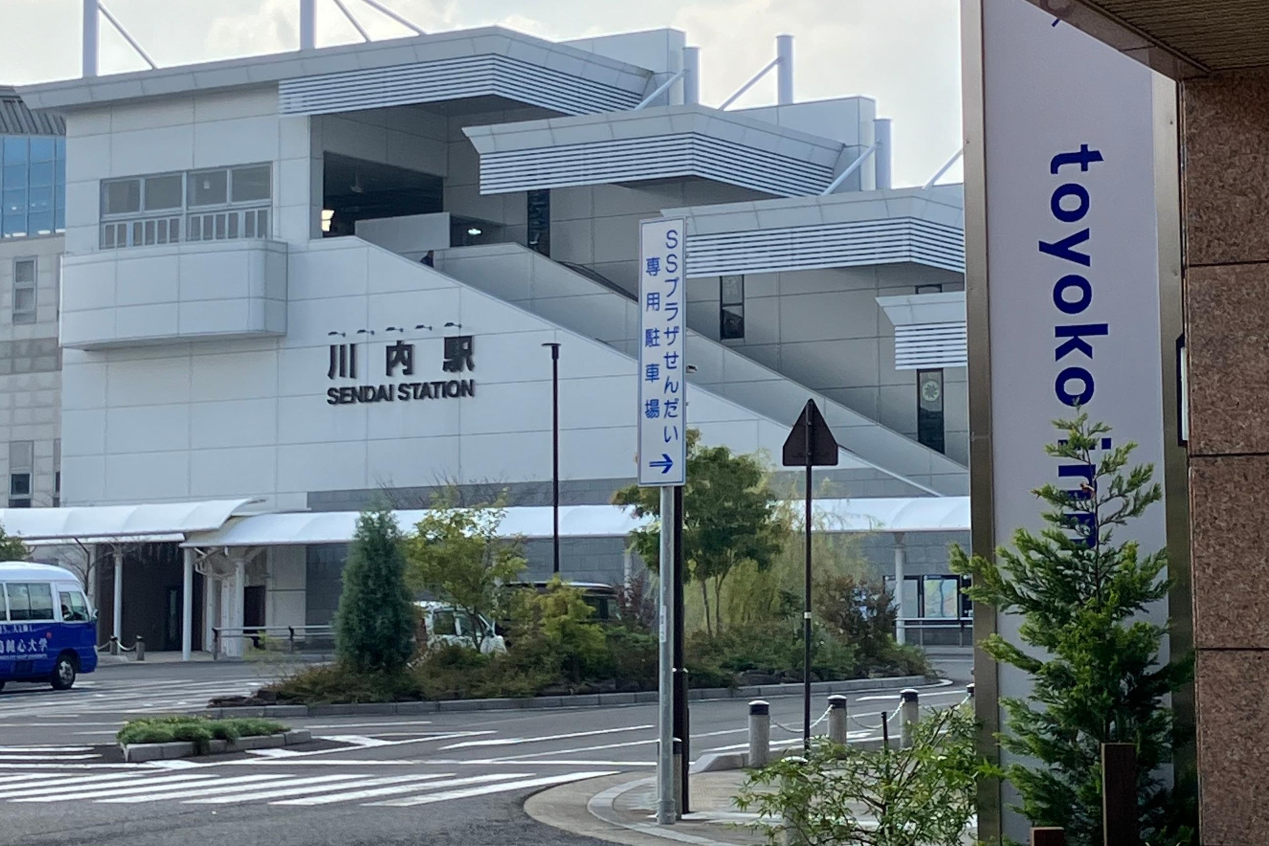 東口を出れば、見慣れた看板が目の前に！