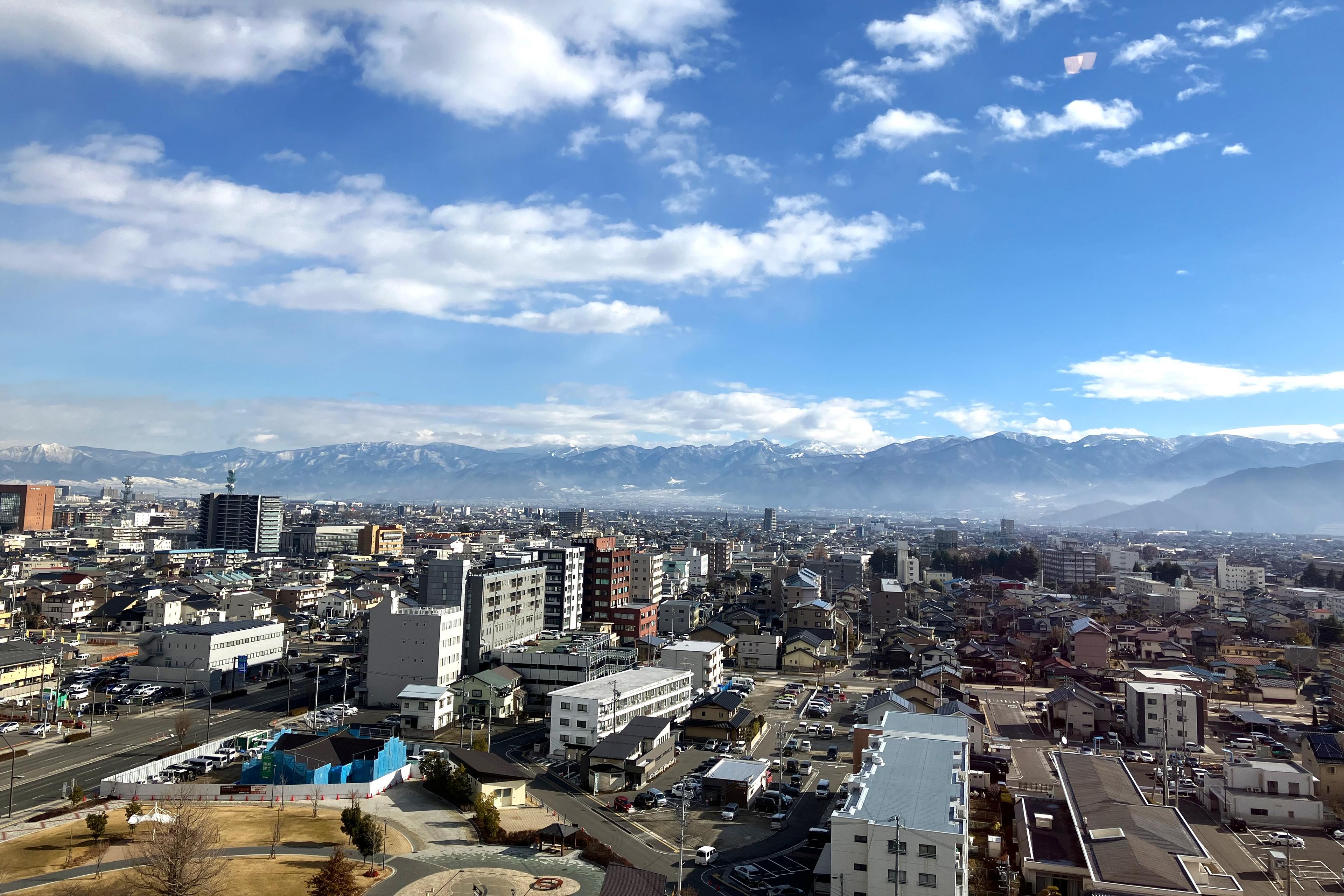 朝食は最上階で長野の山々を眺めながら
