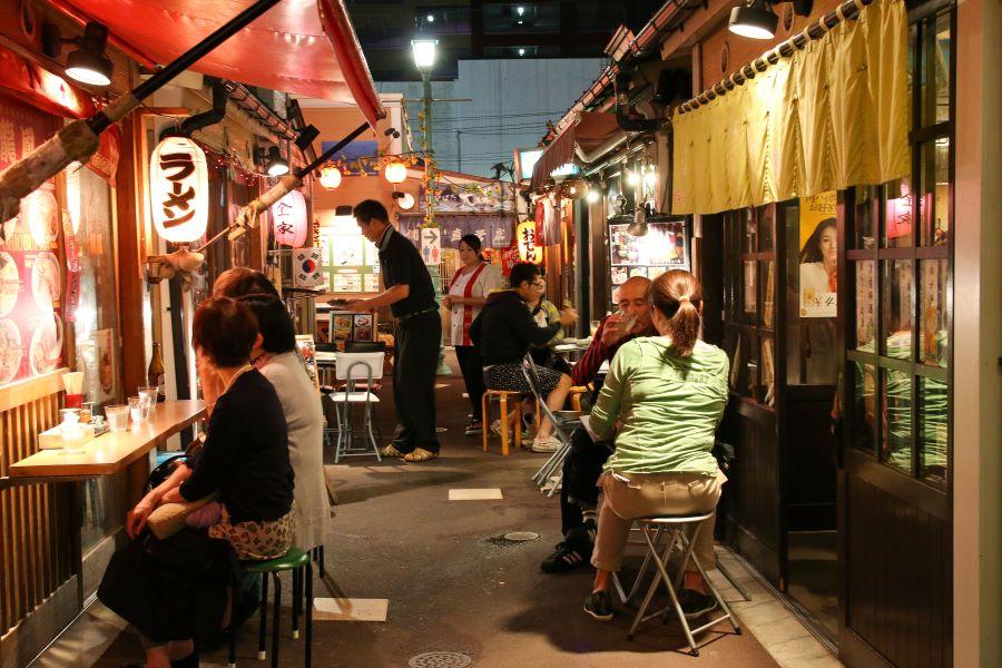 函館グルメの宝庫「大門横丁」まで徒歩3分！