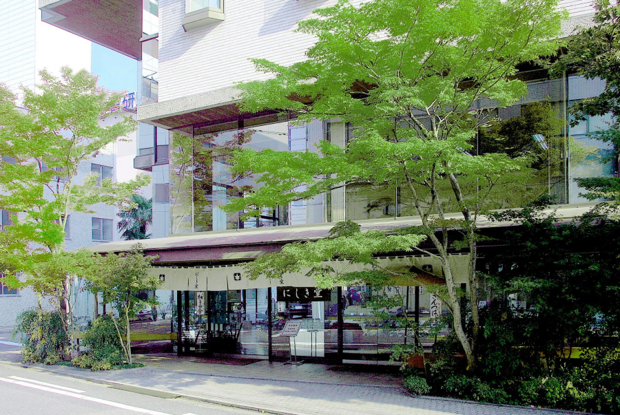 もみじ饅頭の名店にしき堂本店が隣に！